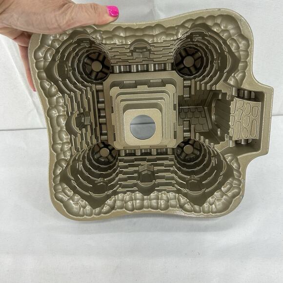 Nordic Ware Castle Bundt Cake Pan 10 Cup Cast Aluminum USA - Picture 9 of 14